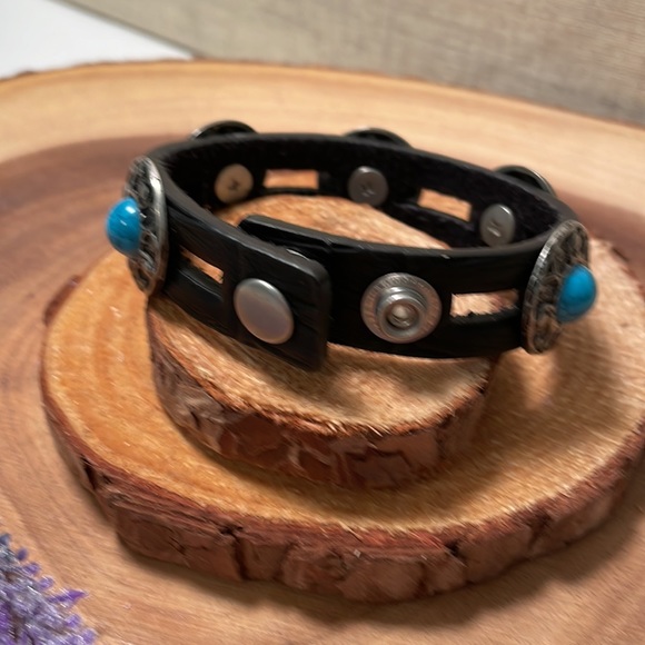Genuine leather ,turquoise snap bracelet. 2 snaps to fit smaller& larger wrists - Picture 3 of 5